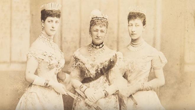 A la derecha, la princesa Louis