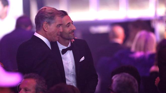 Brosnan y Adrien Brody durante la subasta