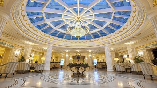 Recibidor del hotel de lujo en el que se ha convertido el Palacio de Invierno