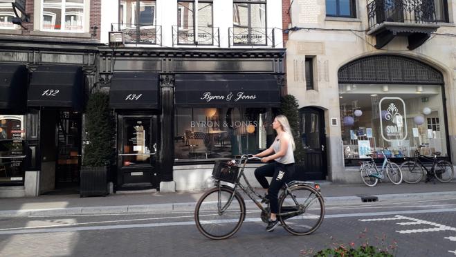 La parte alta de la avenida Noordeinde acoge algunas de las tiendas más bonitas de la ciudad.