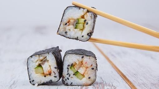 El alga nori es la que habitualmente envuelve las piezas de sushi