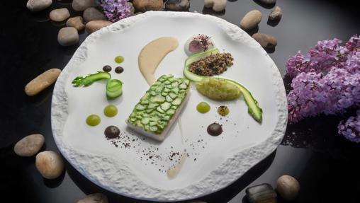 Lenguado y espárrago verde en papillote de kombu, beurre blanc de nori, migas de brioche y espuma de sake y shiso morado.