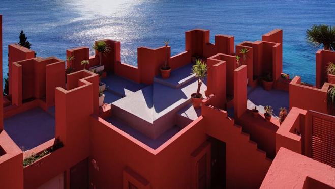 La Muralla Roja: el edificio español que triunfa en Instagram