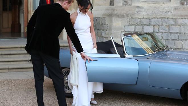 El príncipe Harry ayuda a Meghan a subir al coche