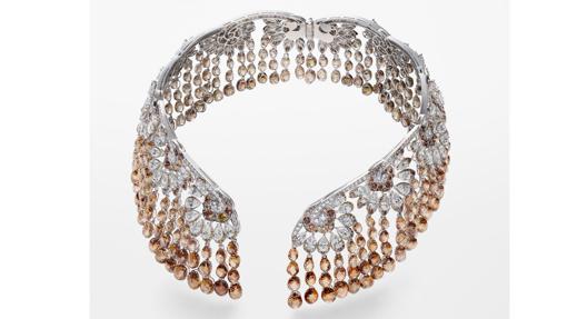 Collar de flecos de oro blanco y diamantes de talla pera de la colección Red Carpet