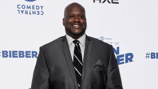 Saquille O'Neal duerme en una cama redonda con el emblema de Supermán