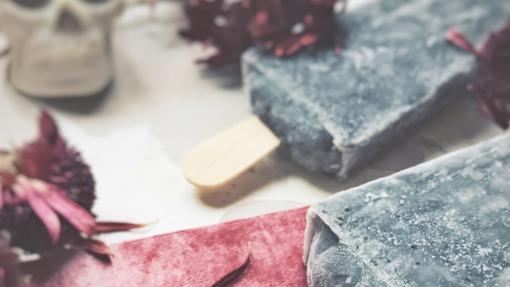 El polo Hogueras de brujas, con carbón activado, de Lolo Polos