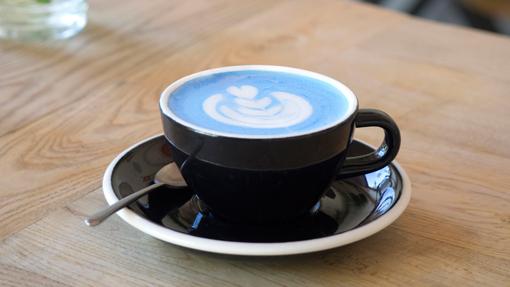 El Blue Spirulina latte del establecimiento Religion Specialty Coffee