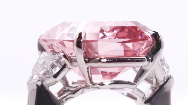 El diamante Pink Legacy en un anillo