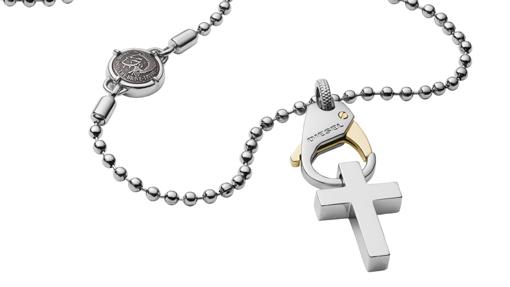 Acero inoxidable con acabado bicolor en el charm (75 €)