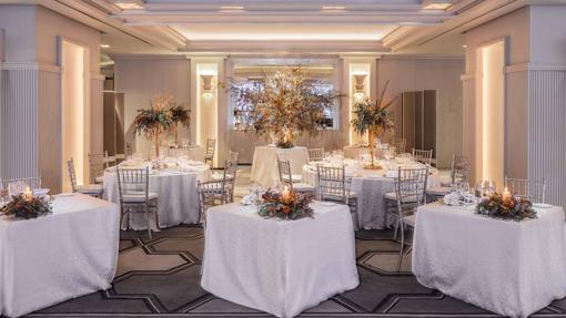 Salón del hotel Villa Magna con decoración navideña