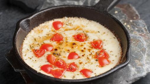 Provoleta a la parrilla con carbón de quebracho blanco / Libro Entre Brasas de Juan Manuel Benayas, Eva Celada, Alicia Hernández. (Precio: 27.95 euros)