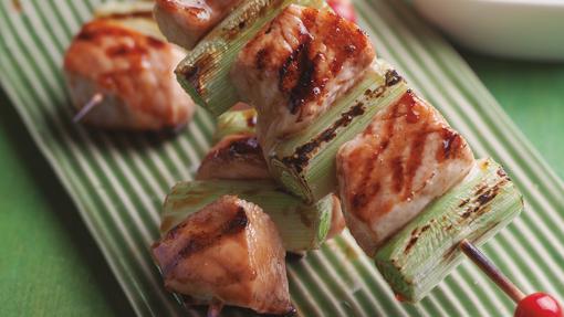 Yakitoris de pollo con carbón de cáscaras de coco, una de las recetas del libro Entre Brasas de Juan Manuel Benayas, Eva Celada, Alicia Hernández