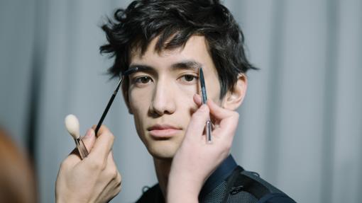 Retoques en el backstage de Dior