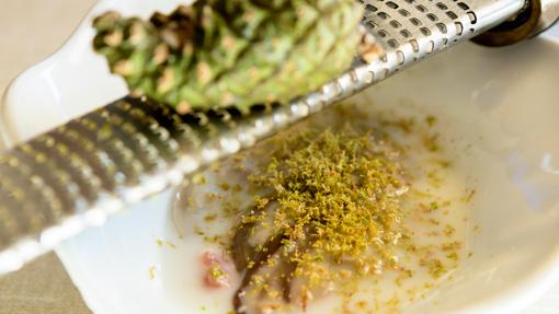 Ceviche de boletus con ralladura de piña verde de pino, un plato de La Lobita