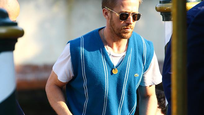 El actor Ryan Gosling con chaleco de punto estampado a rayas de Lacoste