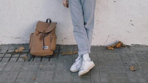 Joan Pala, influencer español, con sneakers de color blanco