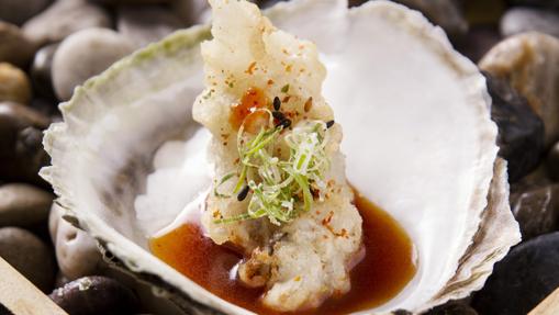 Tempura de ostra con ponzu, kimuchi, shichimi y cebolleta del restaurante Ikigai