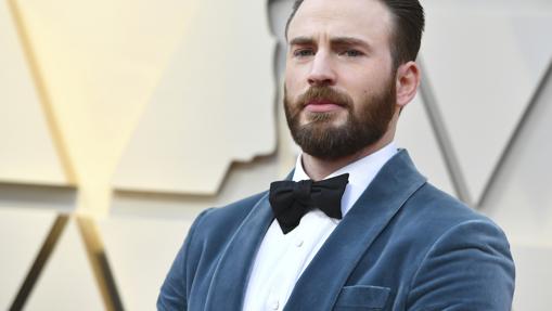 Chris Evans con americana de terciopelo aguamarina