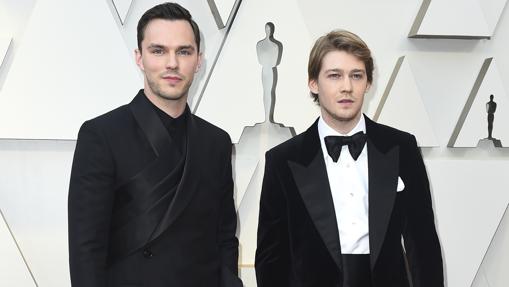 Nicholas Hoult y Joe Alwyn en la alfombra de los Premios Oscar