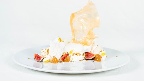 Lirio blanco n.7, un plato de Lucía Freitas inspirado en la obra de Georgia O’Keeffe