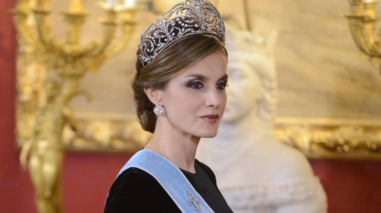 La reina Letizia y Meghan Markle con la tiara 'Flor de lis'