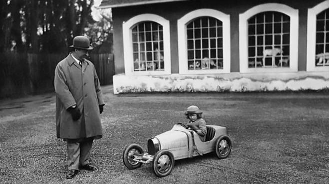 Ettore Bugatti y su hijo a bordo del Type 35 Baby