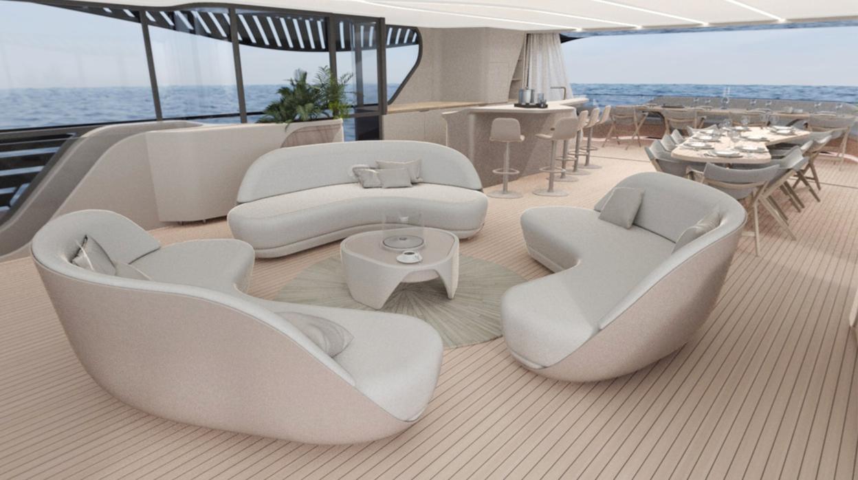 En la cubierta del yate, diseñada con muebles de diseño y en tonos crudos