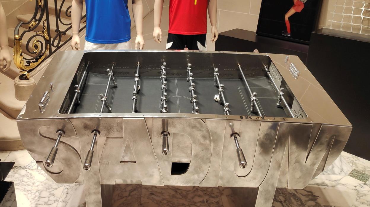 El futbolín es una obra de arte que rinde homenaje al fútbol