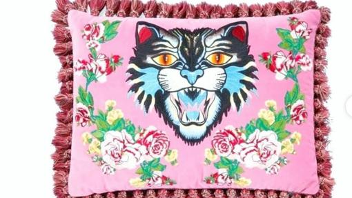 Cojín adornado con flecos