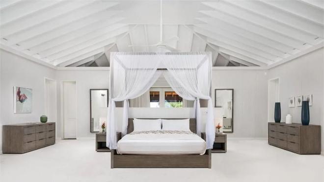 Uno de los dormitorios principales, de corte minimalista