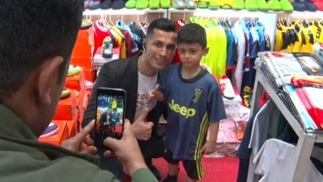 El doble de Cristiano sacándose fotos con sus fans