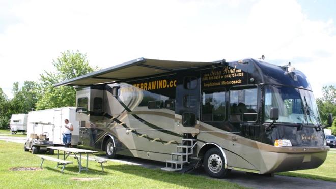 La caravana flotante estacionada en un camping
