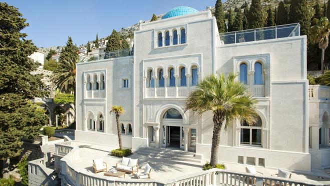 Una de las fachadas del complejo