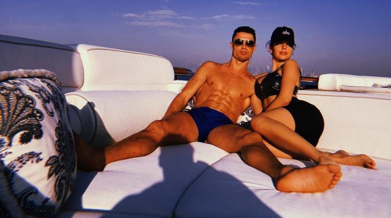 Cristiano Ronaldo y Georgina Rodríguez tomando el sol