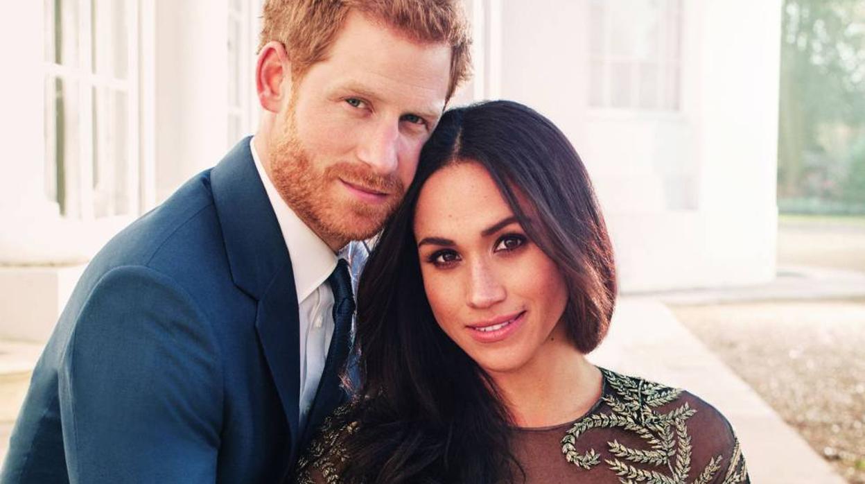 Meghan Markle y el príncipe Harry en su primer posado oficial