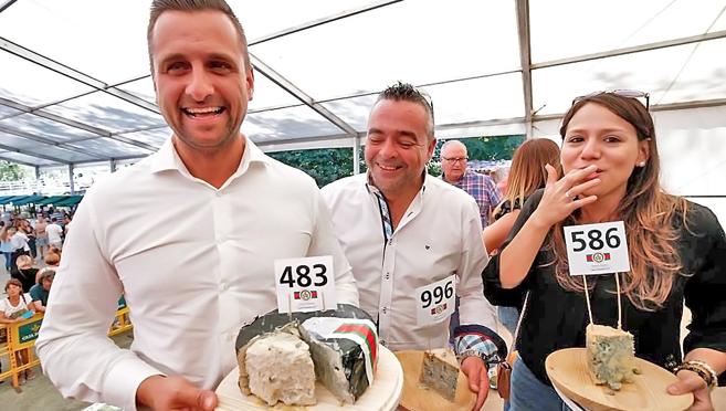 A la izquierda, el ahora propietario del queso más caro del mundo durante la subasta