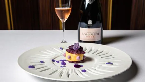 Tarta de limón y violetas maridada con Bollinger Rosé en la propuesta de CEBO para San Isidro