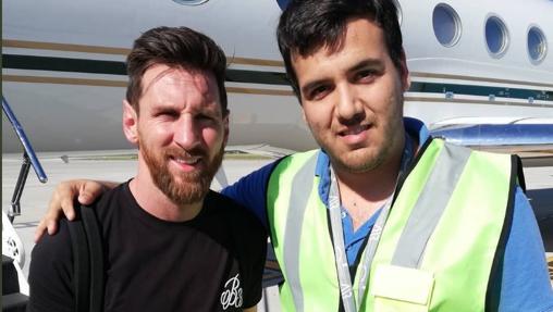 Leo Messi posa en el aeropuerto argentino de Rosario