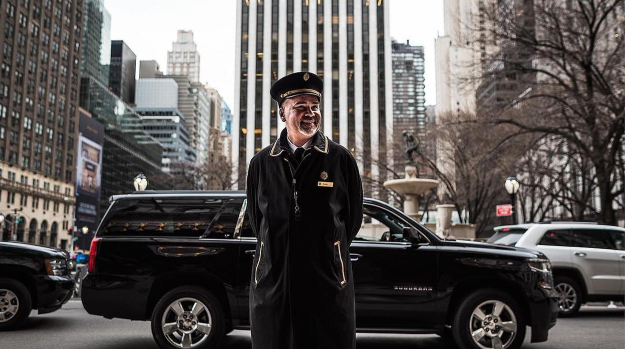 Mayordomo en el hotel Plaza de Nueva York