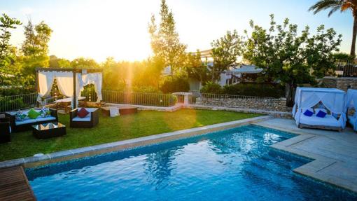 La zona de piscina del hotel Can Lluc en Ibiza