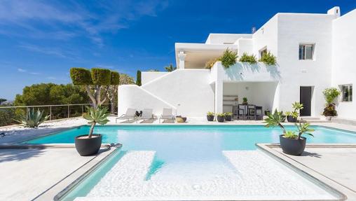 Una de las villas de lujo de alquiler en Ibiza