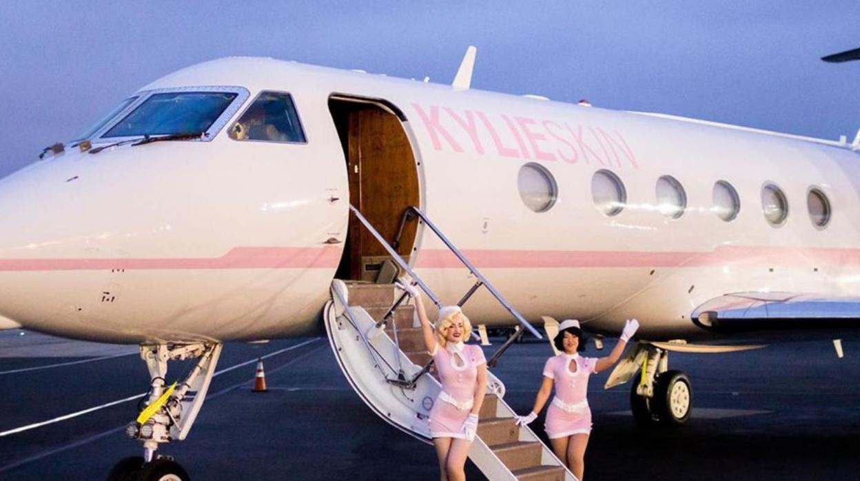 Kylie Jenner, su hija Stormie y un grupo de amigas en su jet ptivado