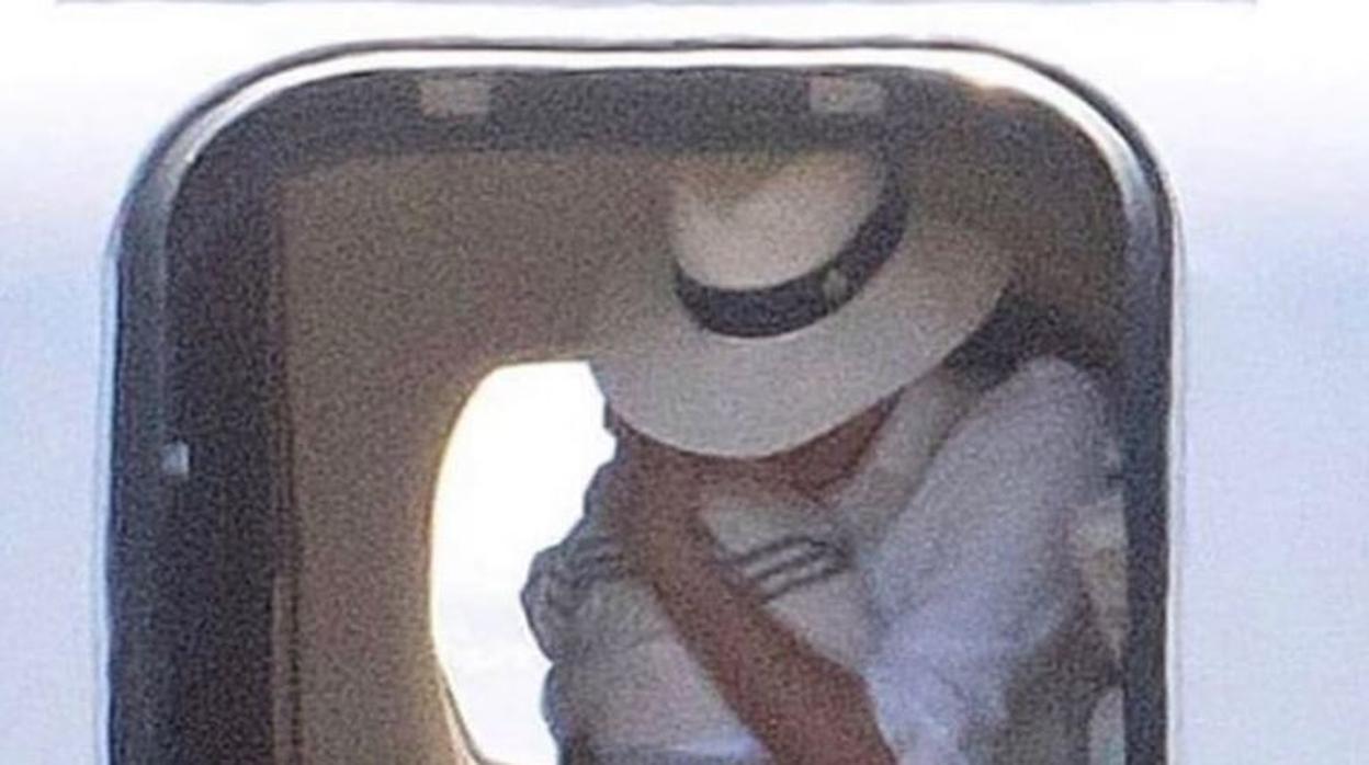 Meghan sale del avión