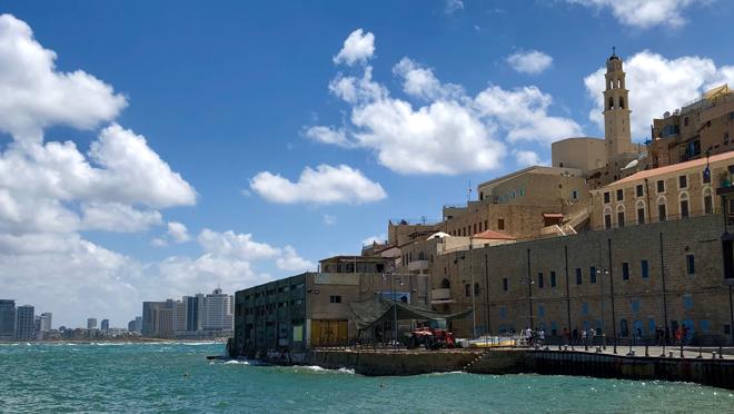 En primer plano, la ciudad antigua de Jaffa y, al fondo, la ciudad de Tel Aviv