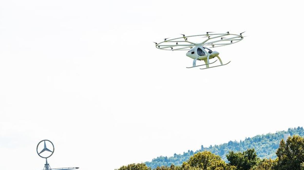 La aeronave sobrevoló la fábrica de Mercedes