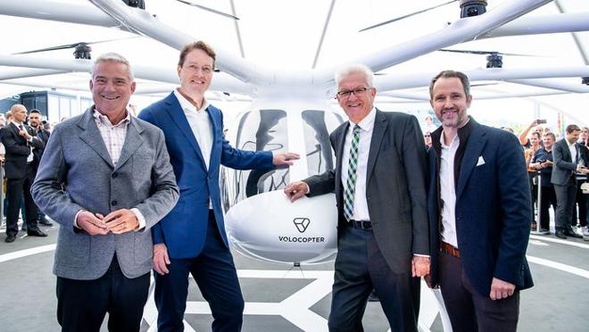 Los impulsores del Volocopter posan con su obra