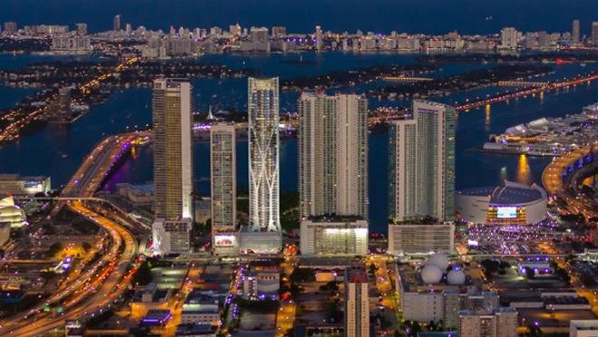 El edificio es el tercero desde la izquierda, con vistas a la Bahía de Vizcaya