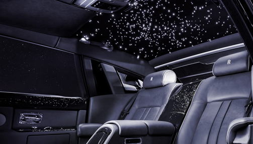 Interior con cielo estrellado de un Rolls-Royce