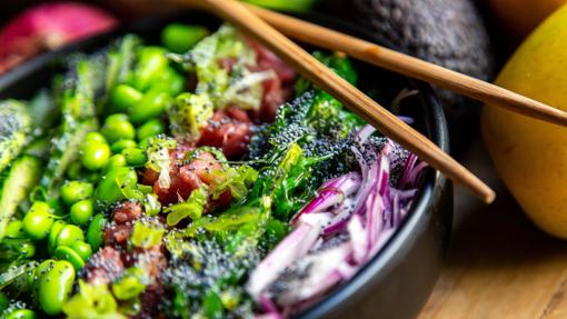 Uno de los Poké bowls de Crudo